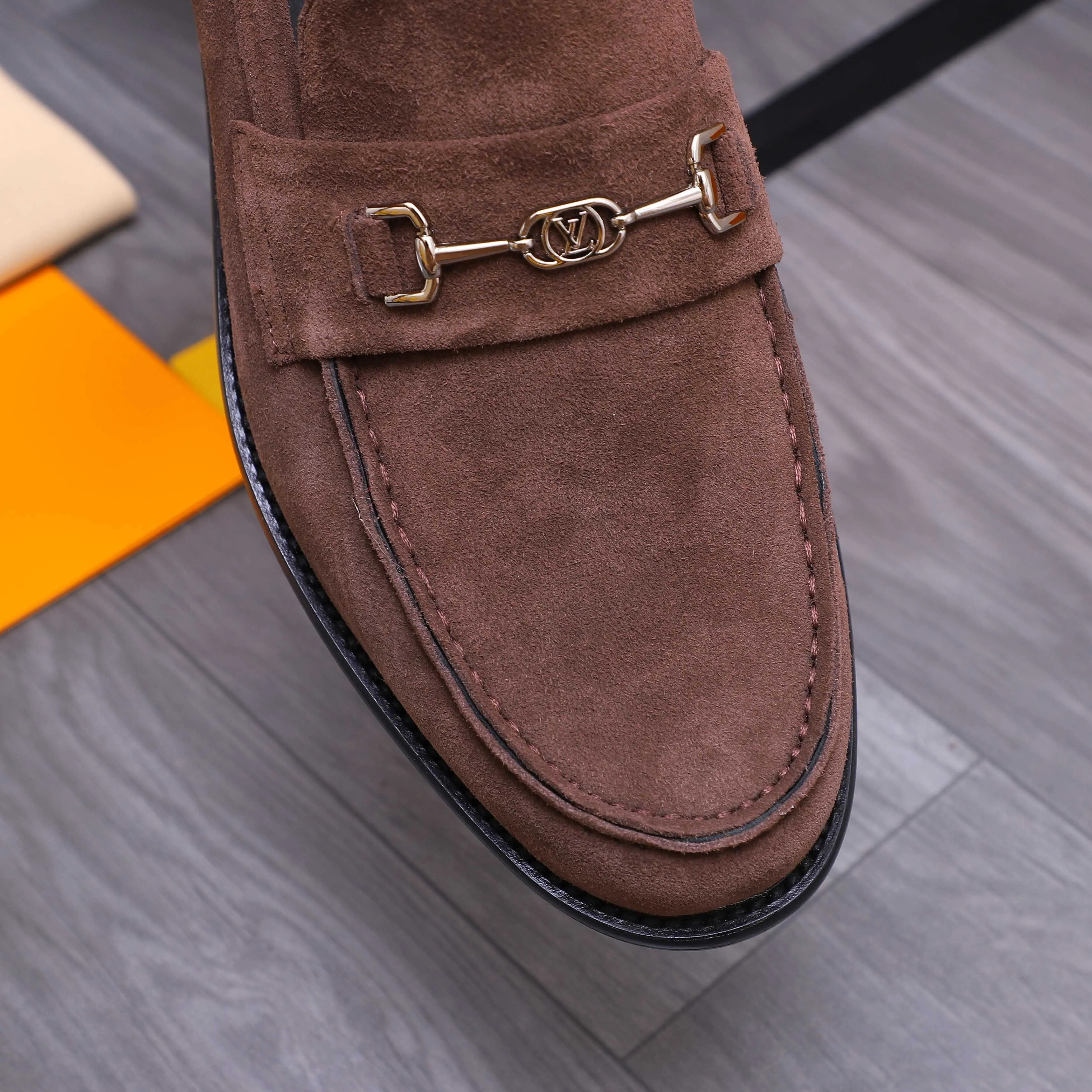 Men's shoes 💰660 Product trademark: LV [Louis Vuitton] business casual slip-on leather shoes, regular size. Size: 39-44 (38.45 custom-made, non-refundable) Product materials: Selected frosted cowhide upper, cowhide lining, original outsole